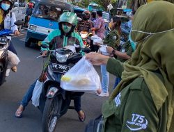 Seluruh Karyawan BPJAMSOSTEK Manado Berbagi Ratusan Takjil Hasil Patungan