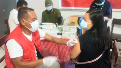 Ratusan Warga Buha Disuntik Vaksin AstraZeneca