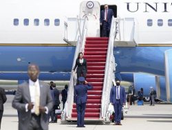 Pesawat Air Force Two Mendarat Darurat