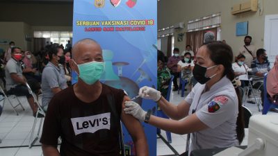 Masyarakat Antusias Ikuti Serbuan Vaksinasi di Lanud Sam Ratulangi