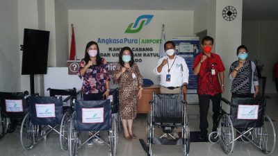 Peduli Lansia, Angkasa Pura I Sam Ratulangi Salurkan Bantuan Kursi Roda