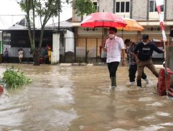 Meski Diguyur Hujan, Wali Kota Manado Pantau Genangan Air di Sekitar SPBU Tikala
