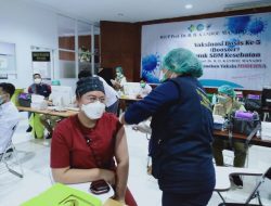 Nakes RSUP Kandou Terima Vaksin Moderna