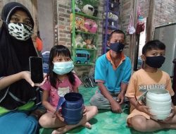Ibu Ini Beli HP Pakai Uang Receh Demi Anak Sekolah Daring