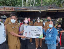Hengky Honandar Serahkan Kartu BPJAMSOSTEK bagi Nelayan