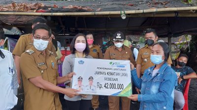 Hengky Honandar Serahkan Kartu BPJAMSOSTEK bagi Nelayan