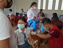 Ratusan Siswa SMA Negeri 3 Manado Divaksinasi