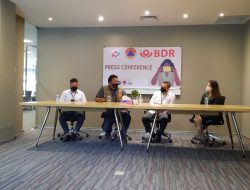 Aksi Relawan Sulut Hebat Kompak Lawan Covid Bagi-bagi Masker untuk Nasabah Bank Dana Raya