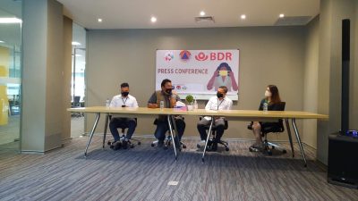 Aksi Relawan Sulut Hebat Kompak Lawan Covid Bagi-bagi Masker untuk Nasabah Bank Dana Raya