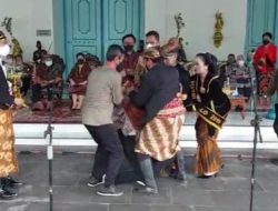 Wamenparekraf Tiba-tiba Pingsan di Acara Keraton Surakarta