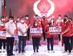 Walikota Manado Serahkan Bonus Untuk Atlit PON