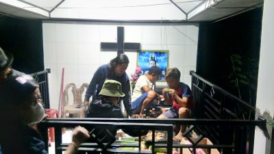 Unik, Melda dan Keluarga Rayakan Pergantian Tahun Sambil Barbeque di Makam Ayah