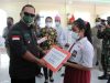 Bupati Kabupaten Kepulauan Talaud dr Ely Lasut menyerahkan bantuan