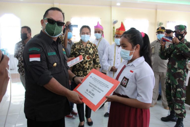 Bupati Kabupaten Kepulauan Talaud dr Ely Lasut menyerahkan bantuan