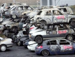 Tradisi Malam Pergantian Tahun, 874 Mobil Dibakar di Seluruh Prancis