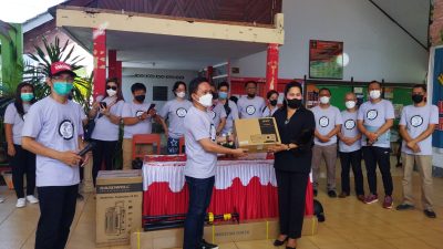 Ibarat Pepatah Kacang Jangan Lupa Kulit, Ikatan Alumni Smantoe96 Salurkan Bantuan ke SMA 7 Manado