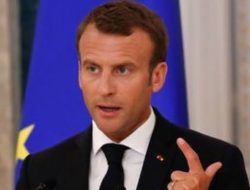 Emmanuel Macron Minta Presiden Rusia Hentikan Invasi