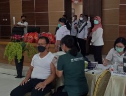 Ratusan Warga Divaksinasi Covid-19 di Disnakertrans Sulut