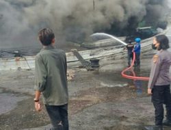 Kapal Fitrah Keluarga Terbakar di Pelabuhan Samudera Bitung