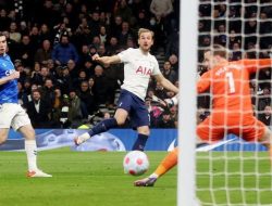 Harry Kane Pimpin Tottenham Pesta Gol ke Gawang Everton