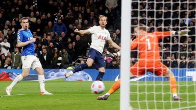 Harry Kane Pimpin Tottenham Pesta Gol ke Gawang Everton