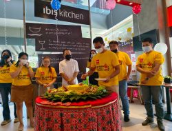 HUT ke-6, Ibis Manado City Center Boulevard Bagi-bagi Hadiah ke Karyawan