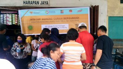 Aduh, Warga Berkerumun Antri Beli Minyak Goreng Curah