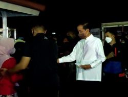 Jokowi Berbagi Sembako dan Uang bagi Warga Bogor