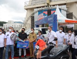 Pemimpin BNI Kanwil 11 Serahkan Hadiah Mobil dan Motor kepada Pemenang Undian