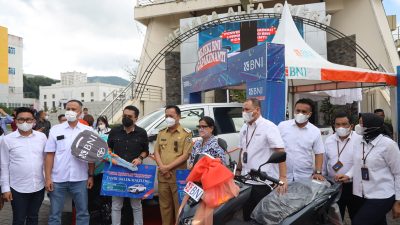 Pemimpin BNI Kanwil 11 Serahkan Hadiah Mobil dan Motor kepada Pemenang Undian