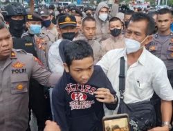 Kapolsek Gambir Terinjak-injak Massa Demo di Patung Kuda Jakpus