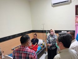 Direktur Pelayanan BPJS Ketenagakerjaan Besuk Peserta Kecelakaan Kerja di Lembean