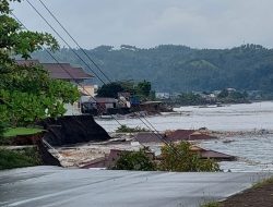 Jembatan dan Jalan Boulevard Amurang Ambruk Ditelan Laut