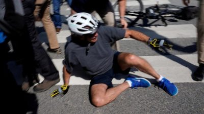 Astaga, Joe Biden Jatuh dari Sepeda