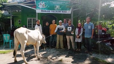 DAW Salurkan 1 Sapi Kurban ke Masjid Telkom Mas