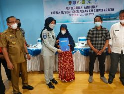 Direktur Operasional Jasa Raharja, Serahkan Santunan Kematian Korban KM Cahaya Arafah