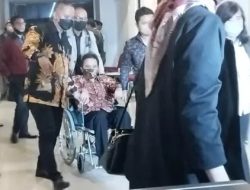 Usai Diperiksa Polisi 12 Jam, Roy Suryo Keluar Gunakan Kursi Roda