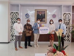 BPJAMSOSTEK Serahkan Santunan Beasiswa kepada Dua Mahasiswa Unsrat
