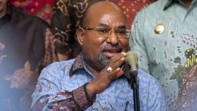 Lukas Enembe Ngamuk Lempar Mik di Ruang Sidang