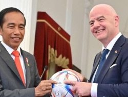 Dikunjungi Presiden FIFA, Jokowi Terima Bola Piala Dunia dan Jersey Nomor 1