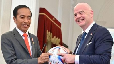 Dikunjungi Presiden FIFA, Jokowi Terima Bola Piala Dunia dan Jersey Nomor 1