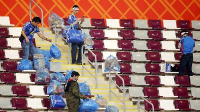 Fans Jepang Mengagumkan, Bersihkan Sampah Stadion Usai Pertandingan