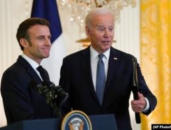 Kepada Biden, Macron Bilang Siap Bantu Ukraina Melawan Rusia