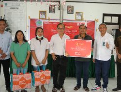 BNI Wilayah 11 Suluttenggomalut Berbagi Paket Pangan di Desa Pinilih