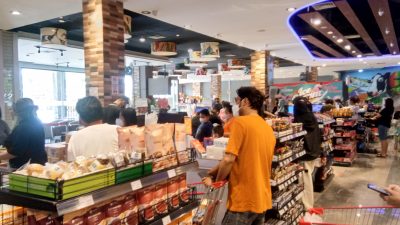 Sehari Jelang Tahun Baru, Freshmart Paniki Padat Pengunjung