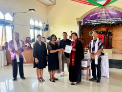 BPJAMSOSTEK Serahkan Santunan Kematian bagi Jemaat Kolom 3 GMIM Bukit Sion Taas