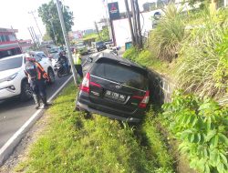 Kijang Innova Hitam Kecebur Got Depan SPBU Winangun