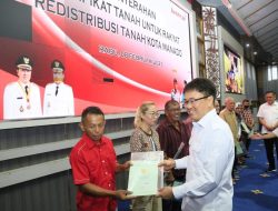 Angouw Ikut Serahkan Sertifikat Tanah Redistribusi