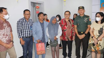 Rektor Unsrat Dampingi Penerima Beasiswa dari Presiden Jokowi