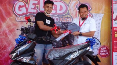 Warga Tuminting Ini Dapat Hadiah Sepeda Motor dari Alfamidi Manado